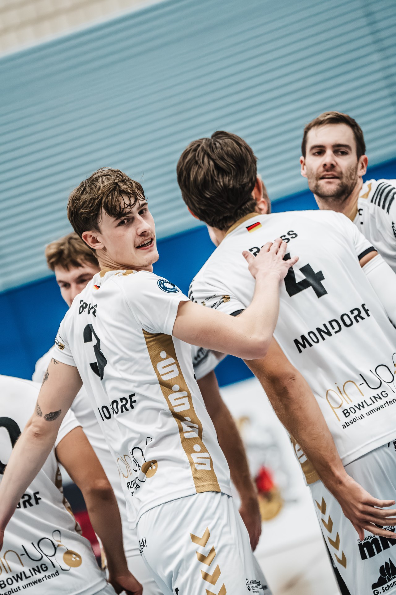 🏐 荷兰两米排球男神终遭破壁，男主是他！